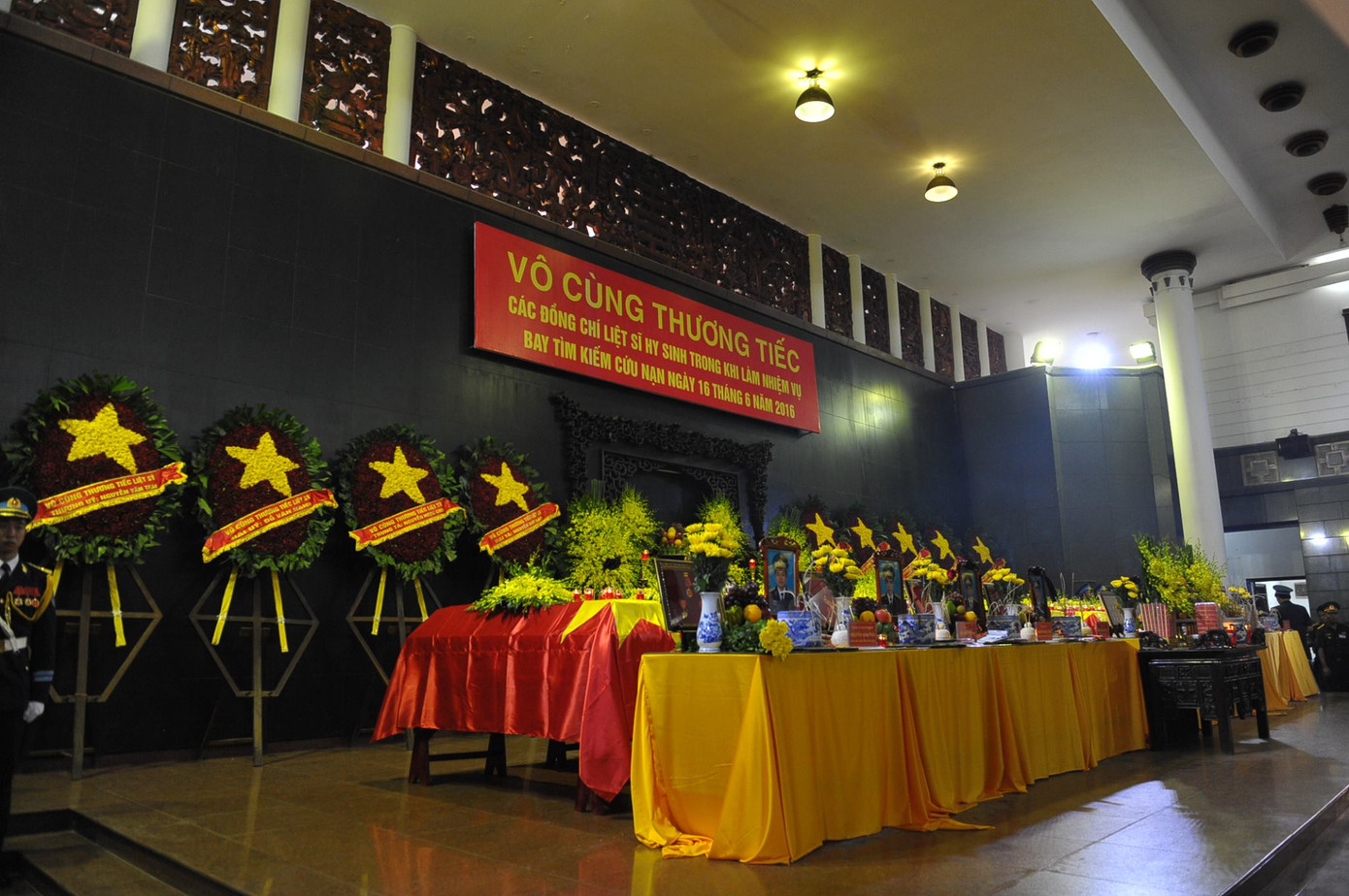 Hàng nghìn người đội mưa tiễn biệt 9 liệt sĩ CASA-212 ảnh 28