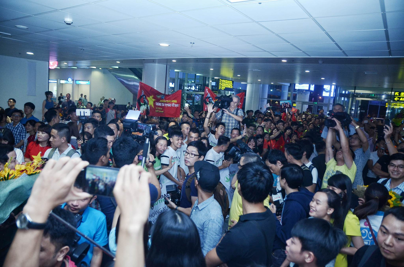 Cuồng nhiệt chào đón 'người hùng' Olympic Hoàng Xuân Vinh ảnh 9