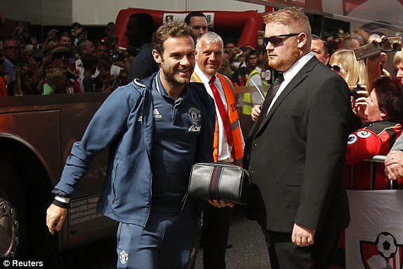 Ibra tỏa sáng, M.U thắng đậm trận ra quân ảnh 2