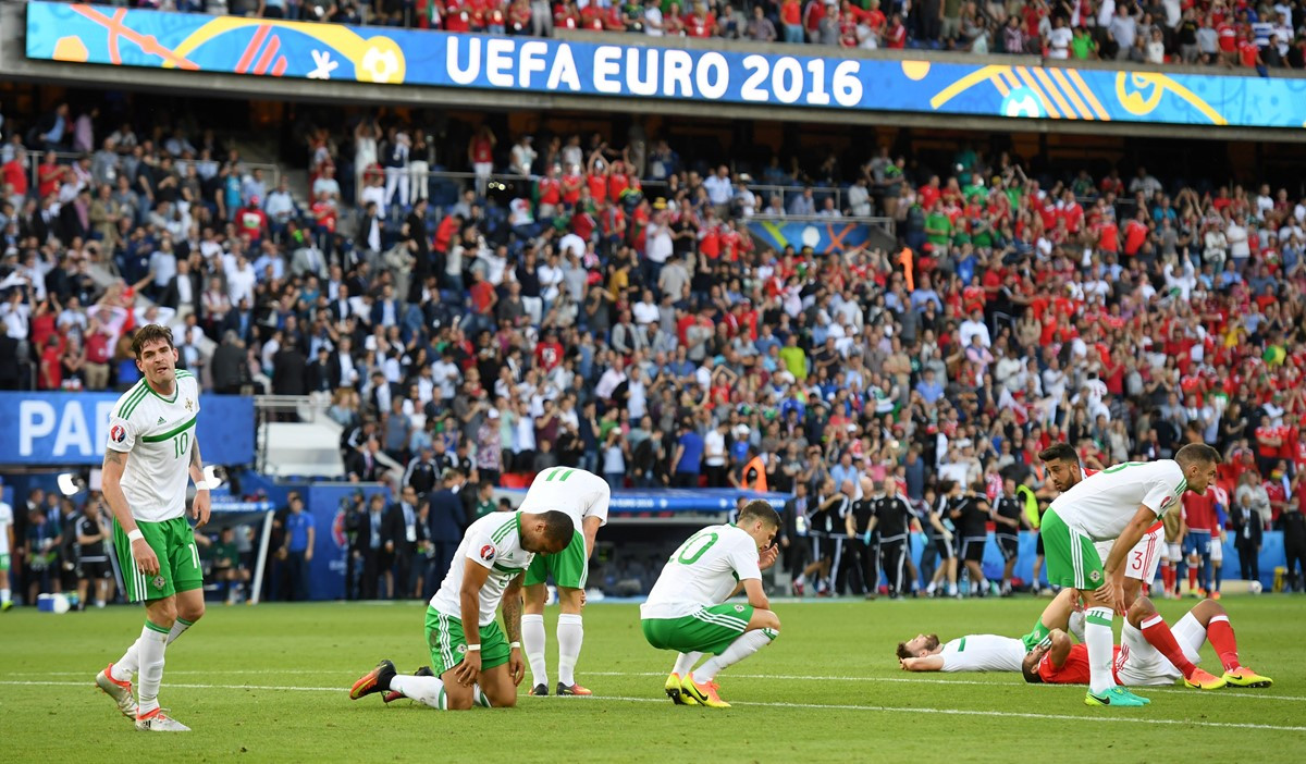 Hậu vệ đốt lưới nhà, Bắc Ireland tức tưởi trao vé cho xứ Wales ảnh 13