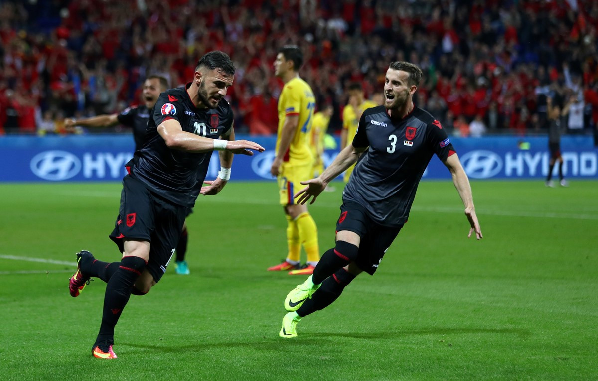 Pháp và Thụy Sĩ dắt tay nhau vào vòng sau ảnh 22