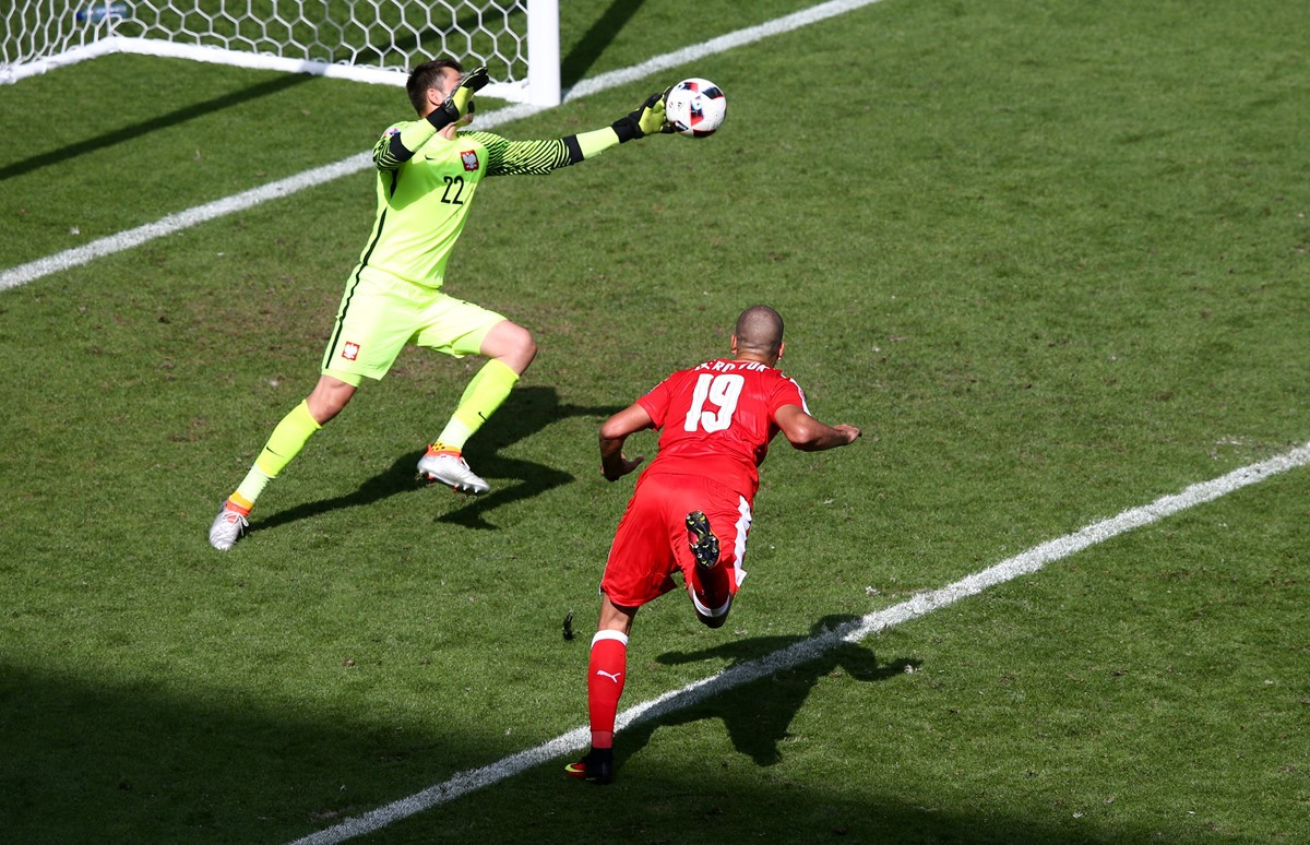 Hạ Thụy Sĩ ở loạt 'đấu súng', Ba Lan lần đầu vào tứ kết ảnh 32