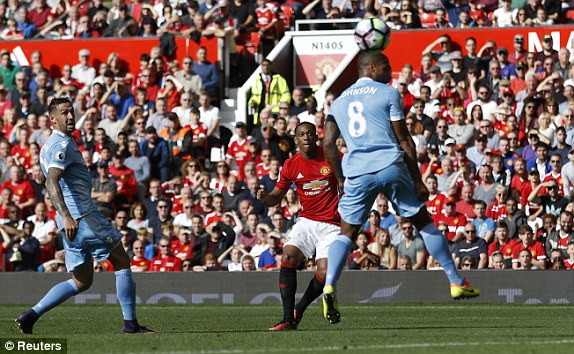 M.U vs Stoke City (1-1): 'Quỷ đỏ' bị níu chân ảnh 16