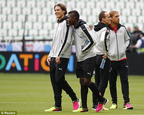 Hạ Thụy Sĩ ở loạt 'đấu súng', Ba Lan lần đầu vào tứ kết ảnh 6