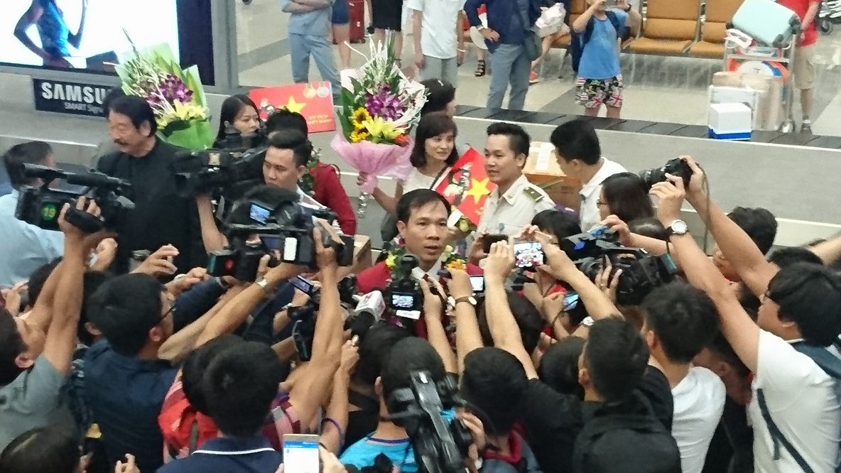 Cuồng nhiệt chào đón 'người hùng' Olympic Hoàng Xuân Vinh ảnh 14