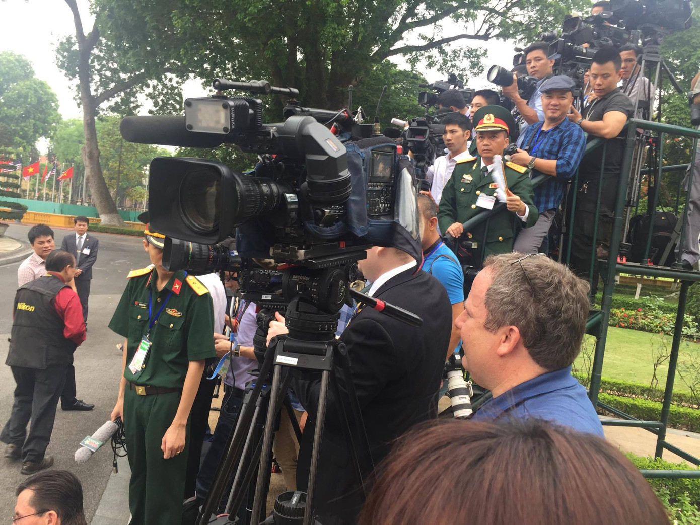 Ông Obama thưởng thức bún chả Hà Nội ảnh 84