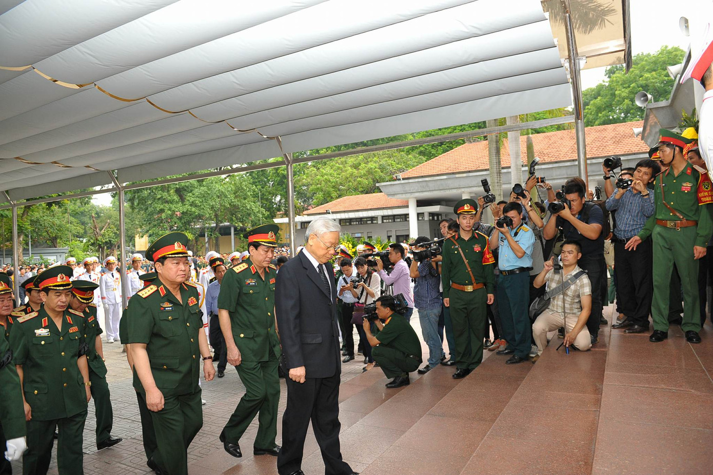 Hàng nghìn người đội mưa tiễn biệt 9 liệt sĩ CASA-212 ảnh 50