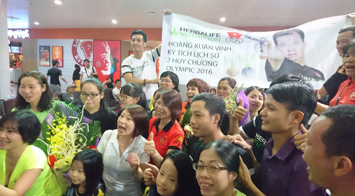 Cuồng nhiệt chào đón 'người hùng' Olympic Hoàng Xuân Vinh ảnh 21