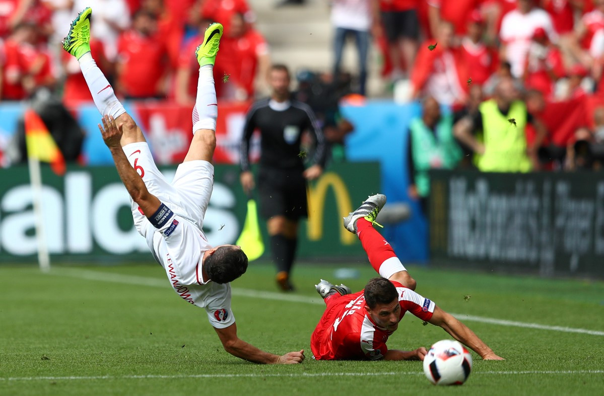 Hạ Thụy Sĩ ở loạt 'đấu súng', Ba Lan lần đầu vào tứ kết ảnh 19