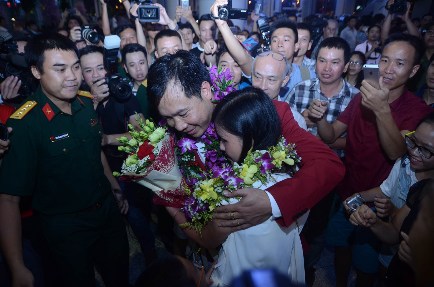 Cuồng nhiệt chào đón 'người hùng' Olympic Hoàng Xuân Vinh ảnh 5