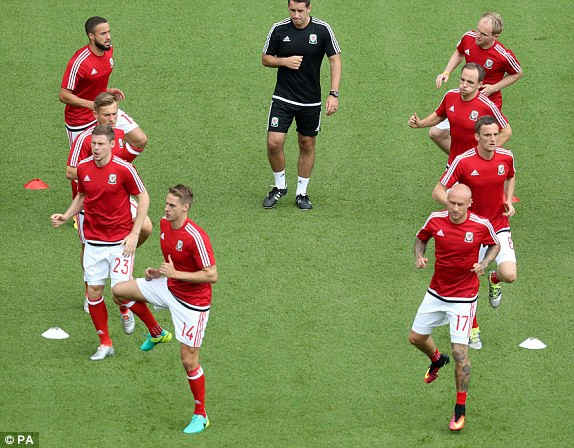 Hậu vệ đốt lưới nhà, Bắc Ireland tức tưởi trao vé cho xứ Wales ảnh 2