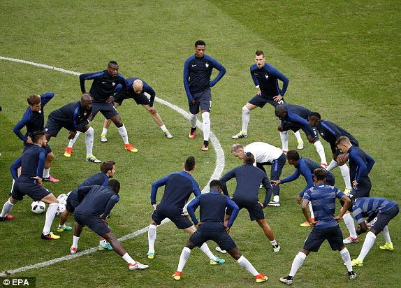 Pháp và Thụy Sĩ dắt tay nhau vào vòng sau ảnh 2