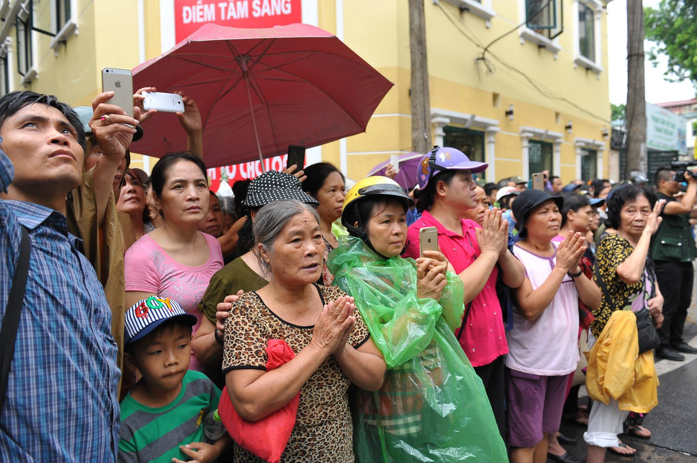Hàng nghìn người đội mưa tiễn biệt 9 liệt sĩ CASA-212 ảnh 4