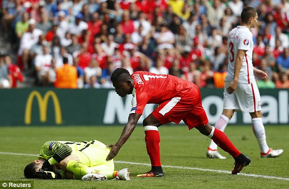 Hạ Thụy Sĩ ở loạt 'đấu súng', Ba Lan lần đầu vào tứ kết ảnh 21