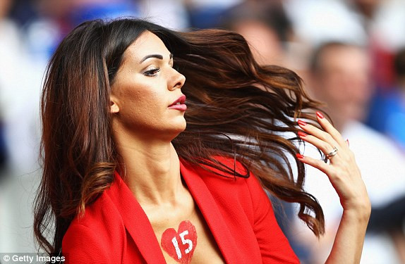 Pháp và Thụy Sĩ dắt tay nhau vào vòng sau ảnh 10