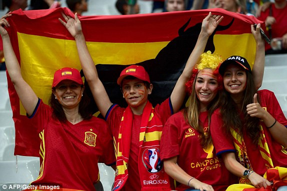 Thua trắng Italia 2 bàn, Tây Ban Nha thành cựu vương ảnh 1