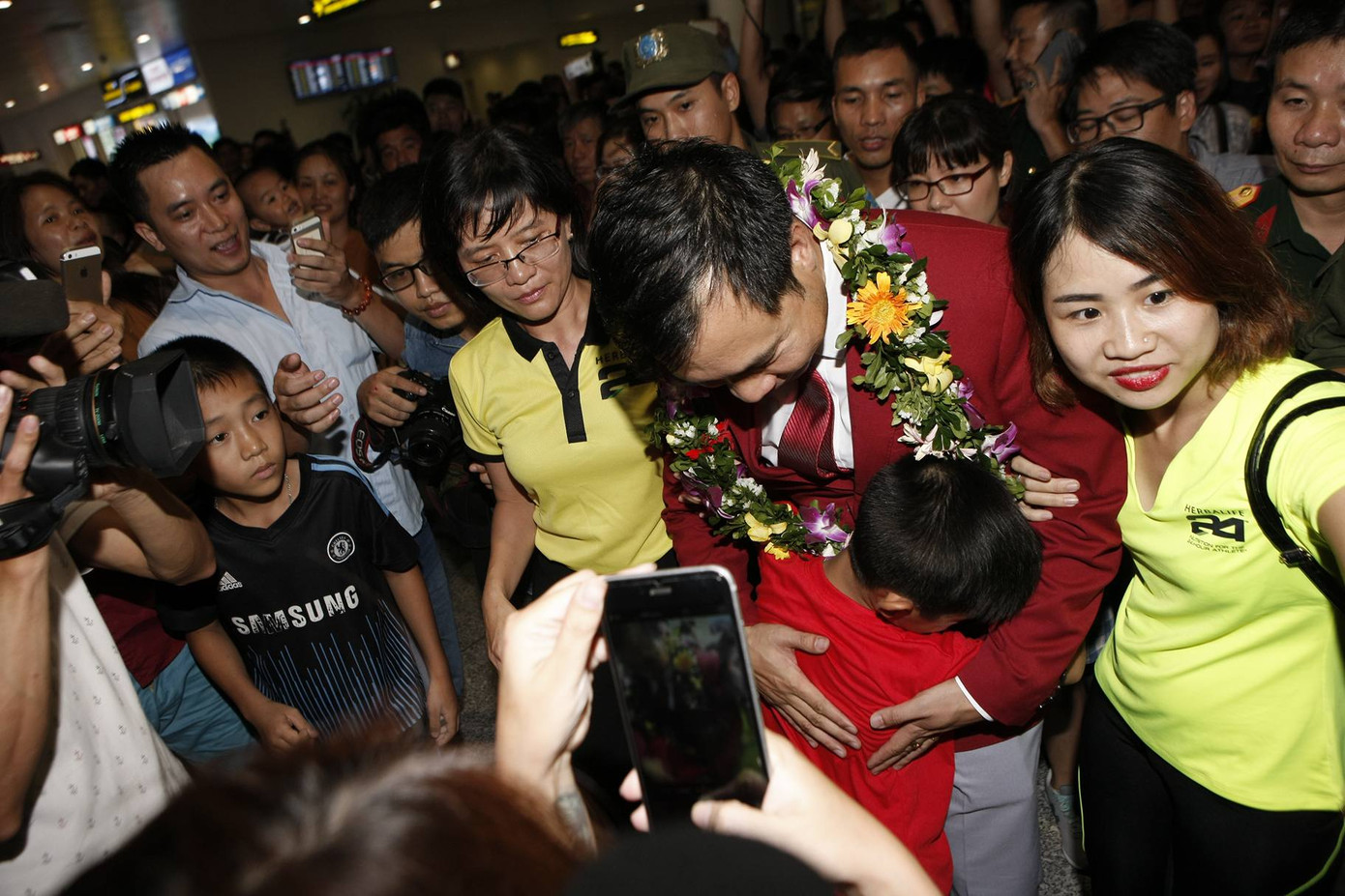 Cuồng nhiệt chào đón 'người hùng' Olympic Hoàng Xuân Vinh ảnh 2