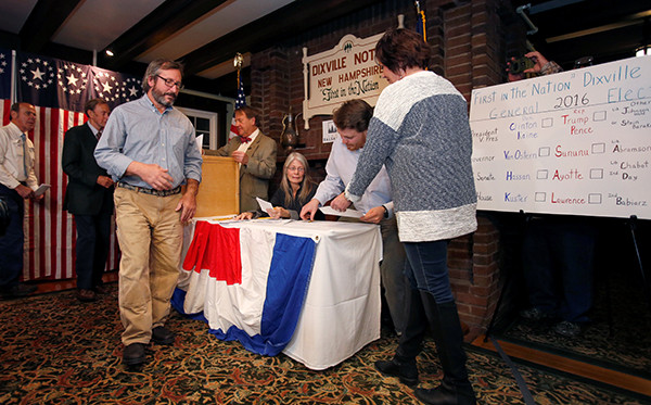 Ông Donald Trump cùng vợ đi bỏ phiếu ảnh 36