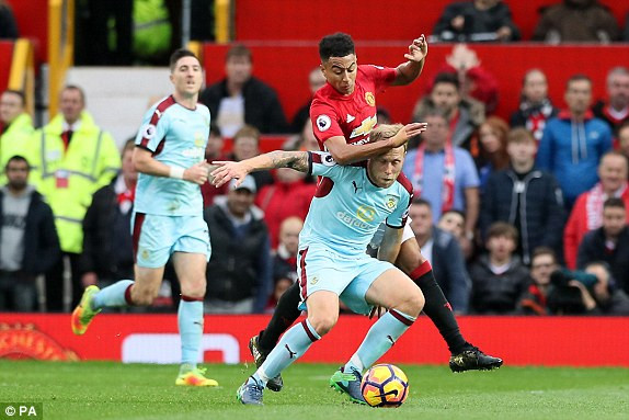 Phung phí cơ hội, M.U bị Burnley chia điểm ảnh 14