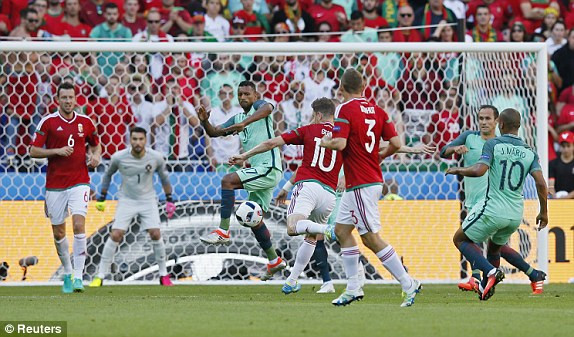 Ronaldo giải cứu Bồ Đào Nha trong cơn mưa gôn ảnh 12