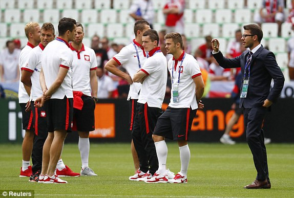 Hạ Thụy Sĩ ở loạt 'đấu súng', Ba Lan lần đầu vào tứ kết ảnh 5