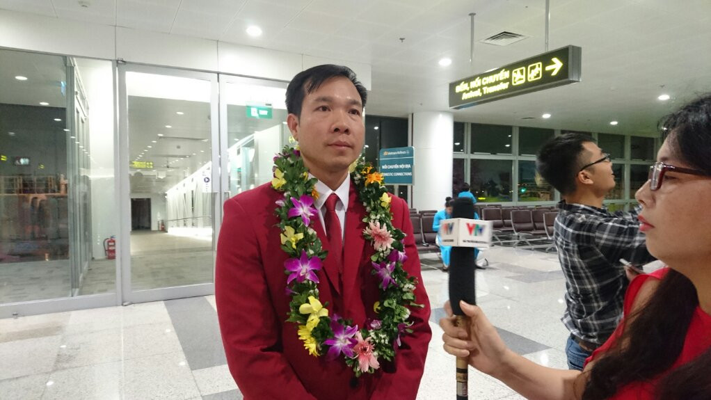 Cuồng nhiệt chào đón 'người hùng' Olympic Hoàng Xuân Vinh ảnh 17