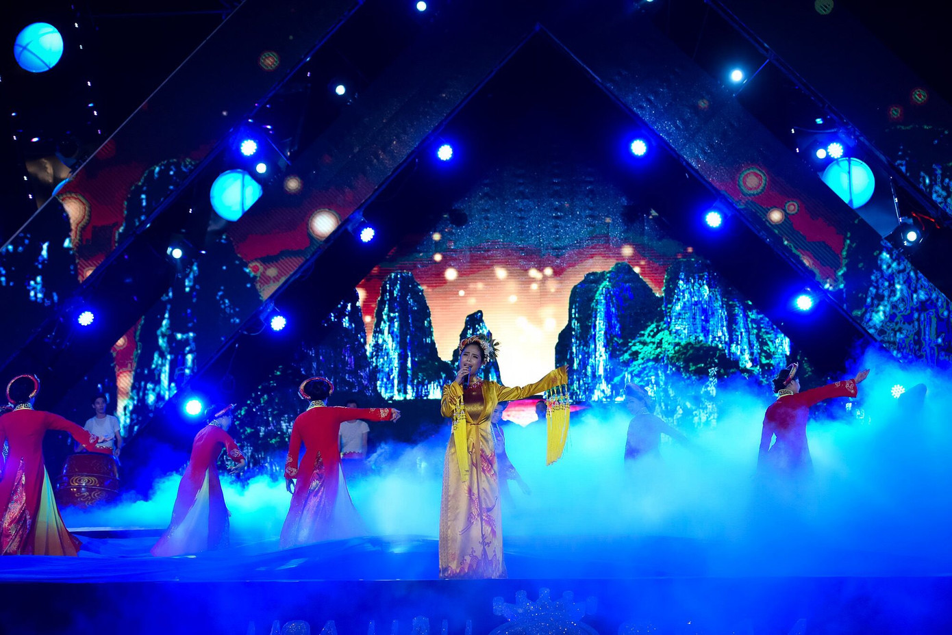 Những nhan sắc lộng lẫy tại chung khảo miền Bắc HHVN 2016 ảnh 22