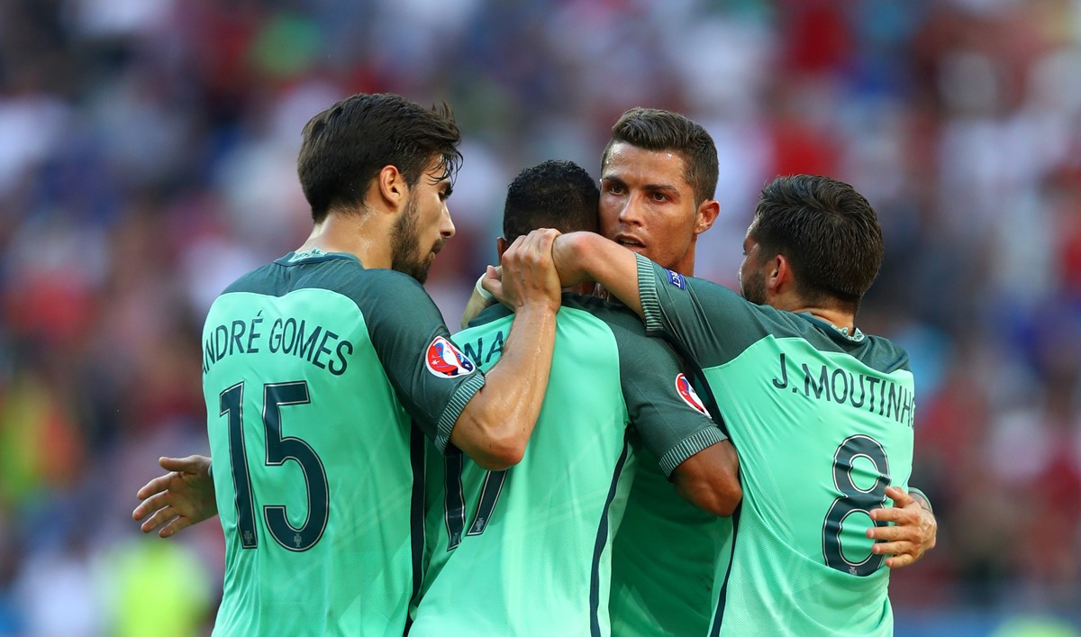 Ronaldo giải cứu Bồ Đào Nha trong cơn mưa gôn ảnh 18