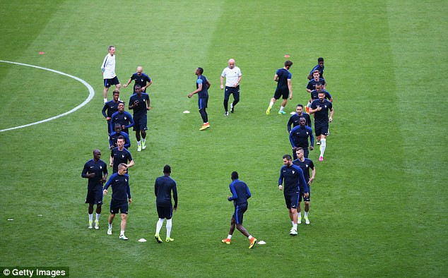 Lễ khai mạc rực rỡ sắc màu của EURO 2016 ảnh 33