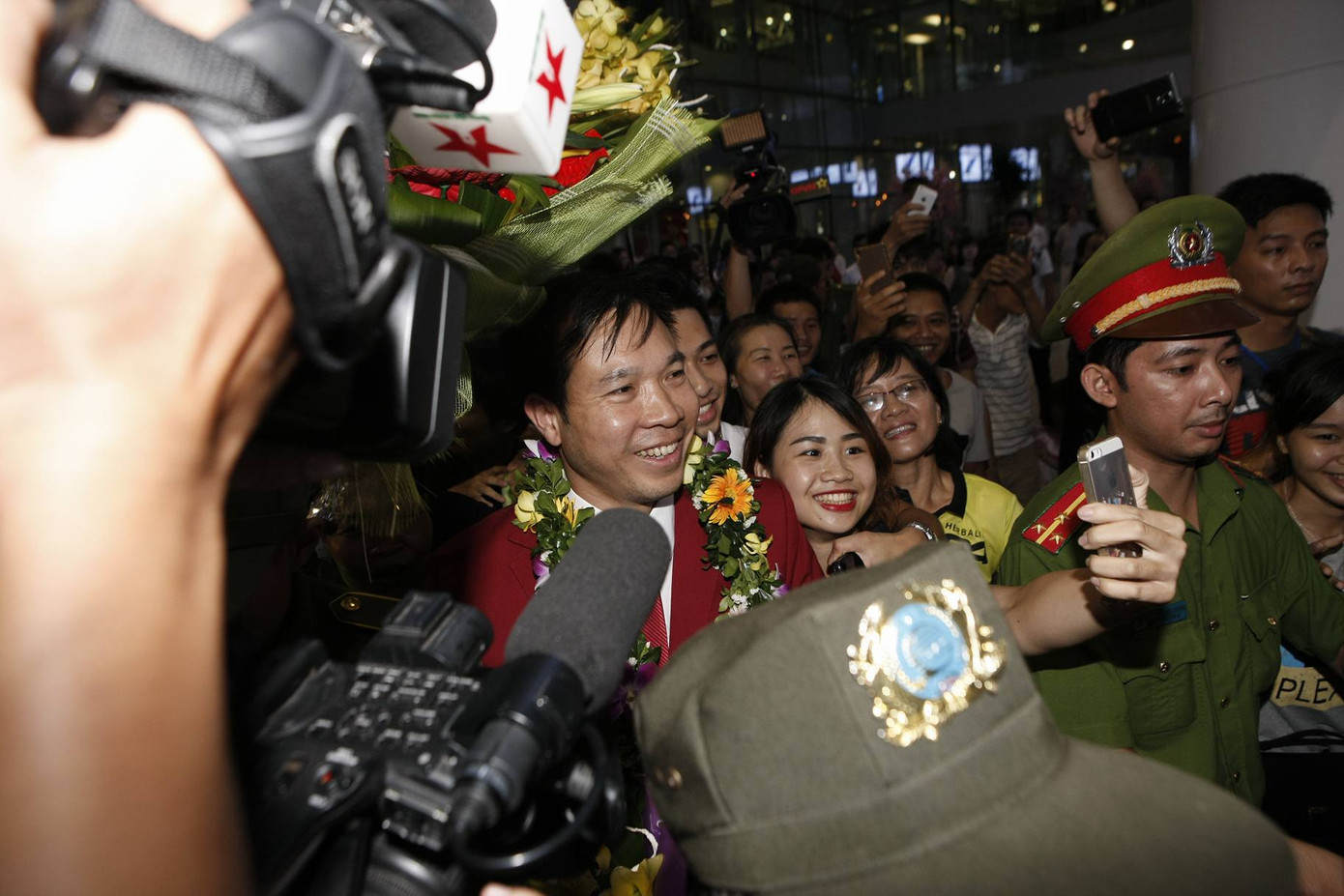 Cuồng nhiệt chào đón 'người hùng' Olympic Hoàng Xuân Vinh ảnh 3