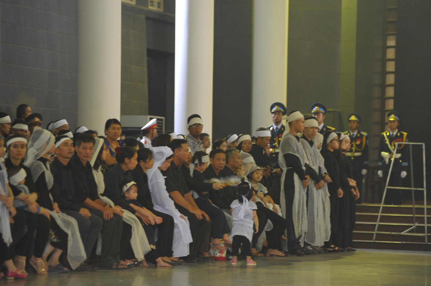 Hàng nghìn người đội mưa tiễn biệt 9 liệt sĩ CASA-212 ảnh 29