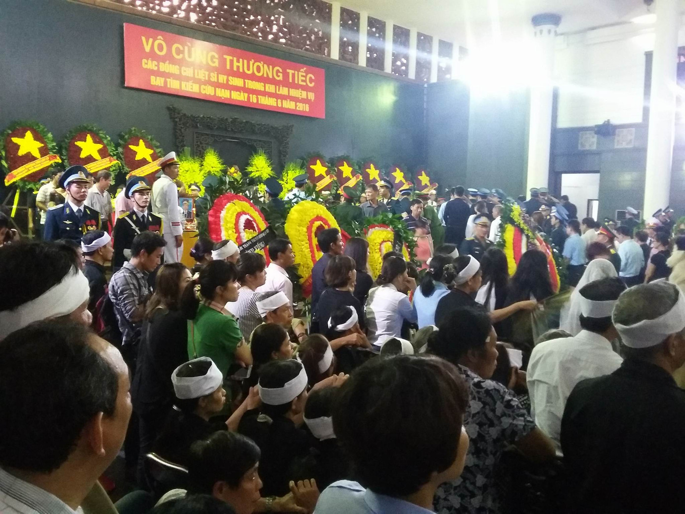 Hàng nghìn người đội mưa tiễn biệt 9 liệt sĩ CASA-212 ảnh 14