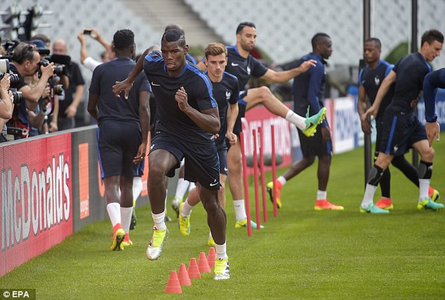 Lễ khai mạc rực rỡ sắc màu của EURO 2016 ảnh 30