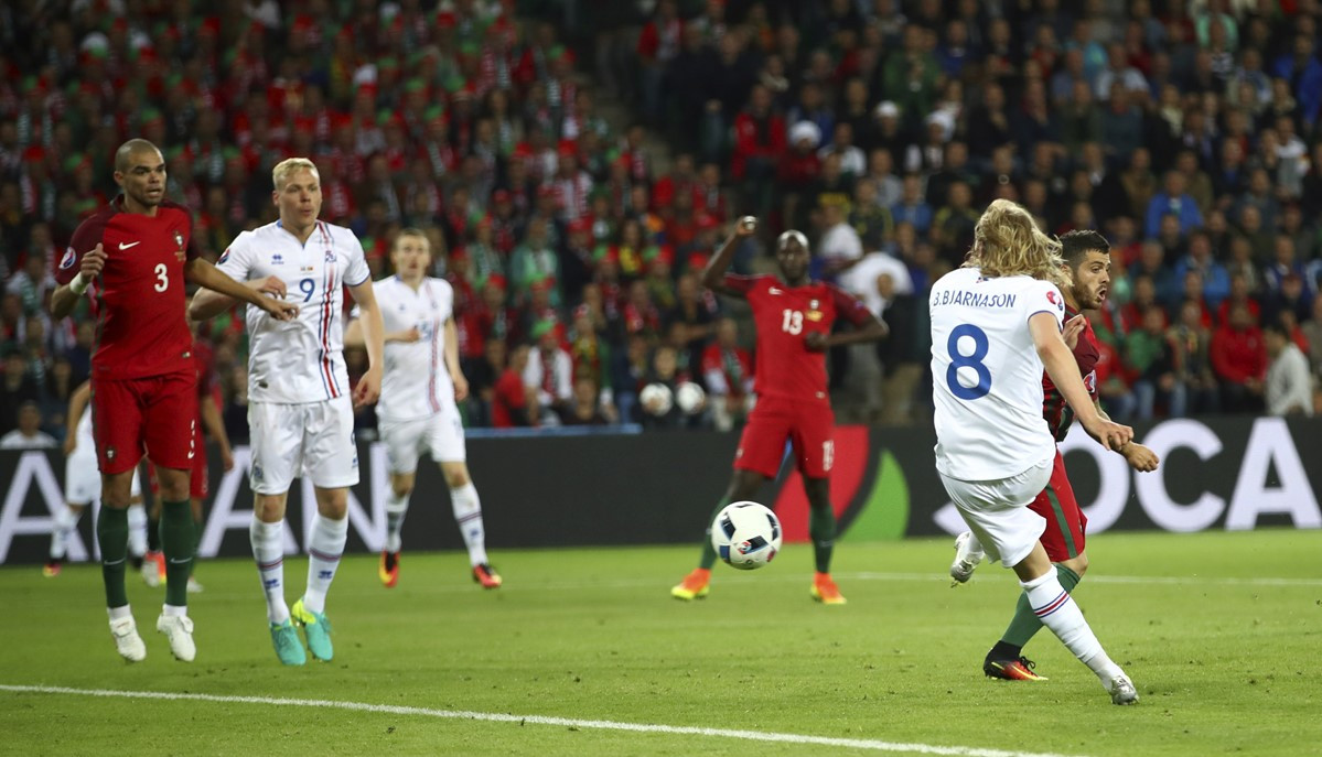 Ronaldo 'tịt ngòi', Bồ Đào Nha chia điểm với Iceland ảnh 17