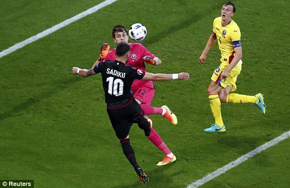 Pháp và Thụy Sĩ dắt tay nhau vào vòng sau ảnh 21