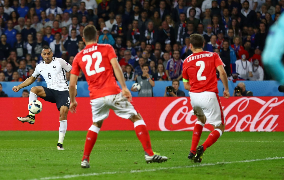 Pháp và Thụy Sĩ dắt tay nhau vào vòng sau ảnh 28