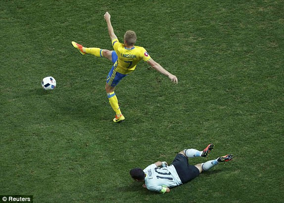 Nainggolan tỏa sáng, Bỉ tiễn Thụy Điển hồi hương ảnh 13