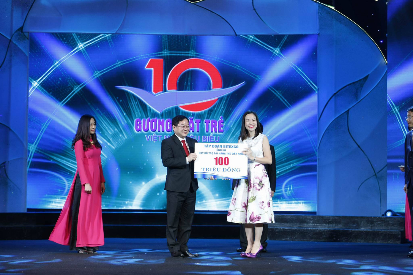 Công bố 10 Gương mặt trẻ Việt Nam tiêu biểu 2015 ảnh 36