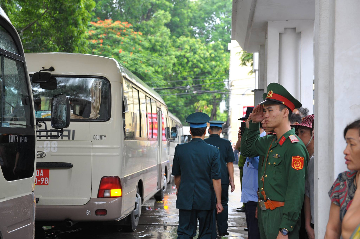 Hàng nghìn người đội mưa tiễn biệt 9 liệt sĩ CASA-212 ảnh 1