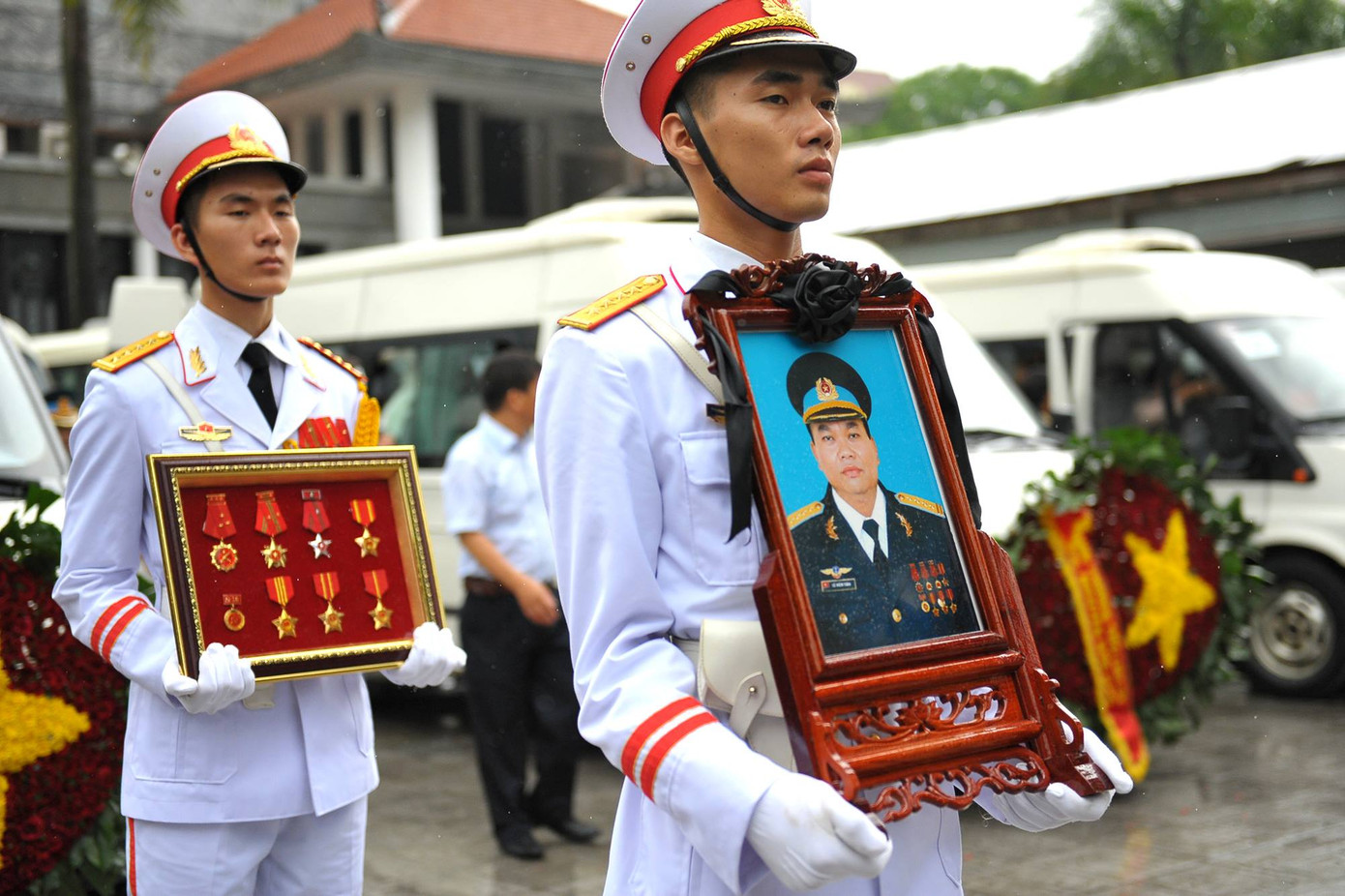 Hàng nghìn người đội mưa tiễn biệt 9 liệt sĩ CASA-212 ảnh 5