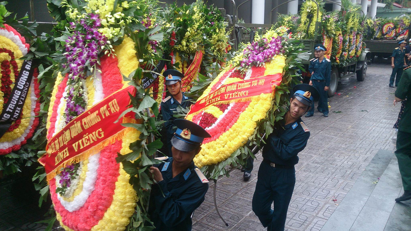 Hàng nghìn người đội mưa tiễn biệt 9 liệt sĩ CASA-212 ảnh 10