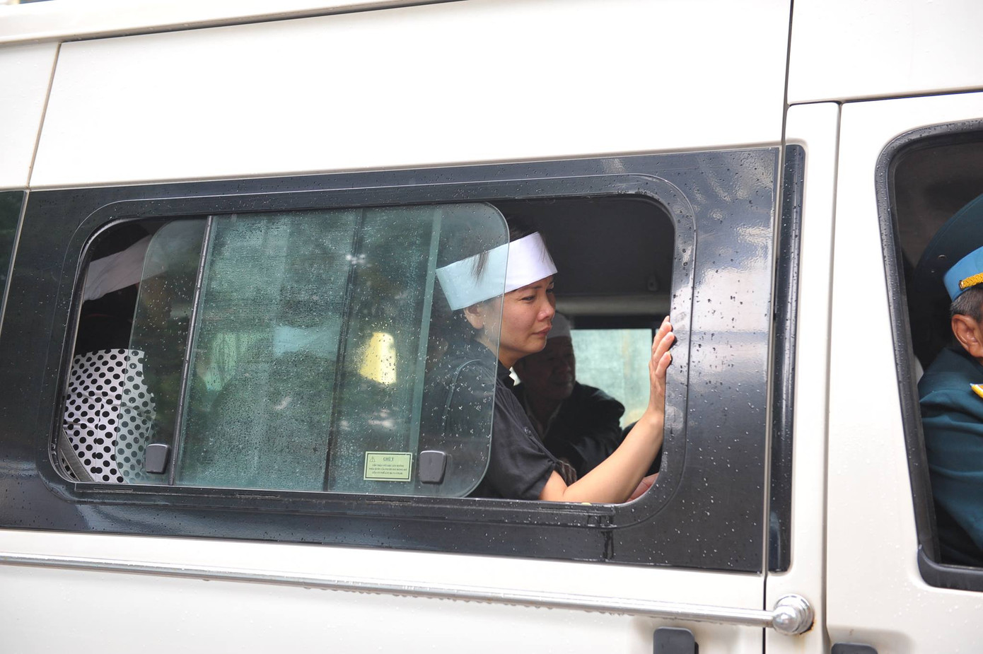 Hàng nghìn người đội mưa tiễn biệt 9 liệt sĩ CASA-212 ảnh 2