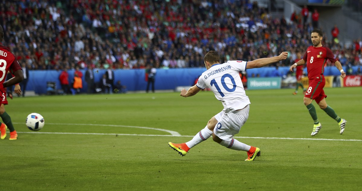 Ronaldo 'tịt ngòi', Bồ Đào Nha chia điểm với Iceland ảnh 10