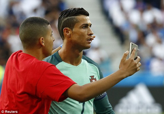 Ronaldo và Nani đưa Bồ Đào Nha vào chung kết ảnh 14