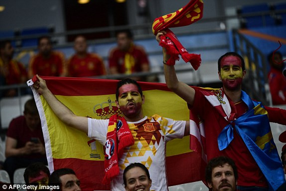 Thua trắng Italia 2 bàn, Tây Ban Nha thành cựu vương ảnh 2