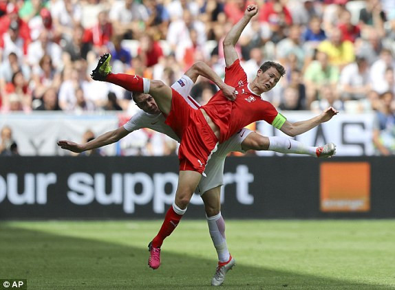 Hạ Thụy Sĩ ở loạt 'đấu súng', Ba Lan lần đầu vào tứ kết ảnh 29