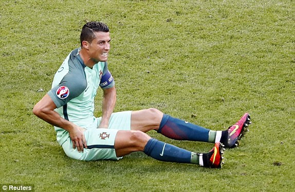 Ronaldo giải cứu Bồ Đào Nha trong cơn mưa gôn ảnh 21