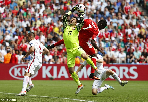 Hạ Thụy Sĩ ở loạt 'đấu súng', Ba Lan lần đầu vào tứ kết ảnh 20