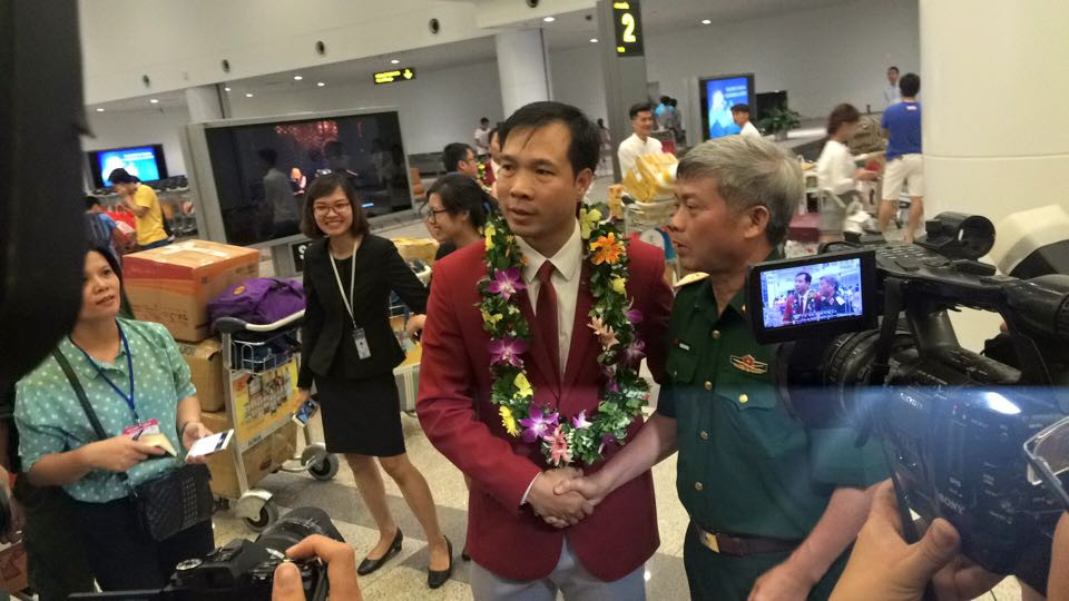 Cuồng nhiệt chào đón 'người hùng' Olympic Hoàng Xuân Vinh ảnh 12