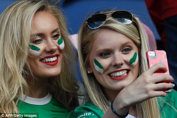 Hậu vệ đốt lưới nhà, Bắc Ireland tức tưởi trao vé cho xứ Wales ảnh 1